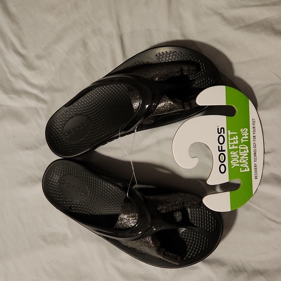 *NWT*  Black OOFOS OOLALA Sandal. Women 6 - Picture 1 of 3